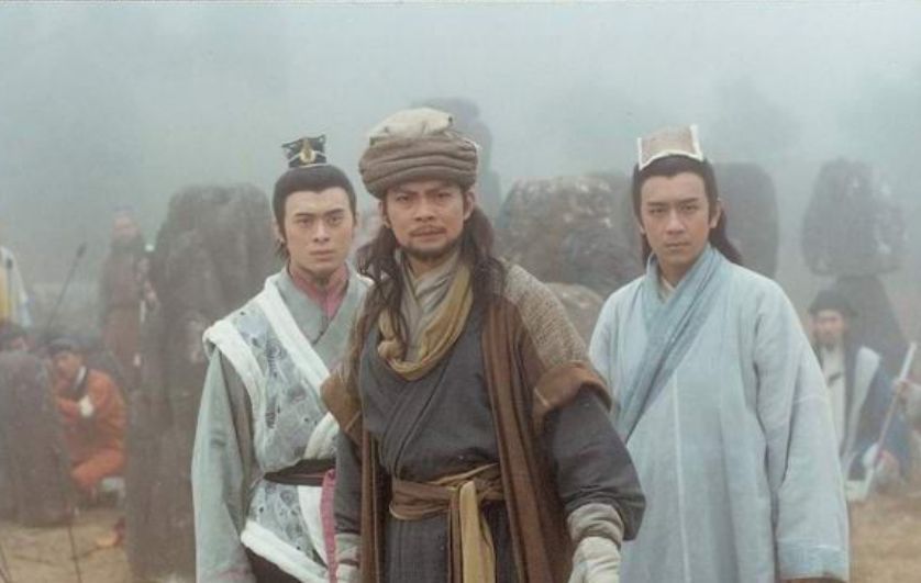 金庸$洪七公有虚竹的帮助,他是否超越了当年的萧峰?你听裘千仞说了啥