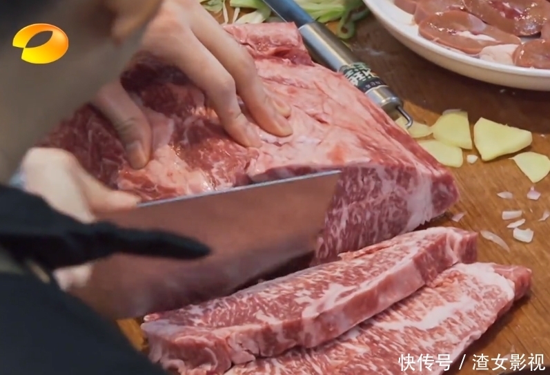 超级明星 张艺兴有多低调?录《向往》穿军大衣,脚上的鞋,农村人都不穿了