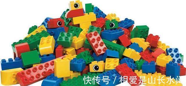 小紫|妈妈抱儿子出门,刚出小区就捂住孩子双眼,其他家长又学到一招