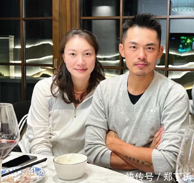小羽|林丹做饭洗碗化身居家男人,妻子开心搂抱!家住千万豪宅内景曝光