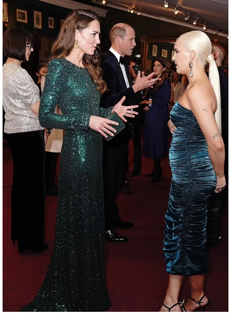 凯特亮相皇家综艺表演惊艳全场,梅根在街头学猫叫用奶瓶喝牛奶