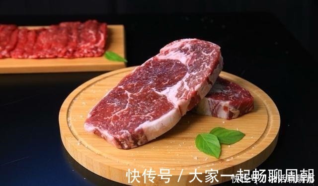 碎肉|网红直播利用碎肉和胶水，制作出“高档牛排“，尝了一口无语了！