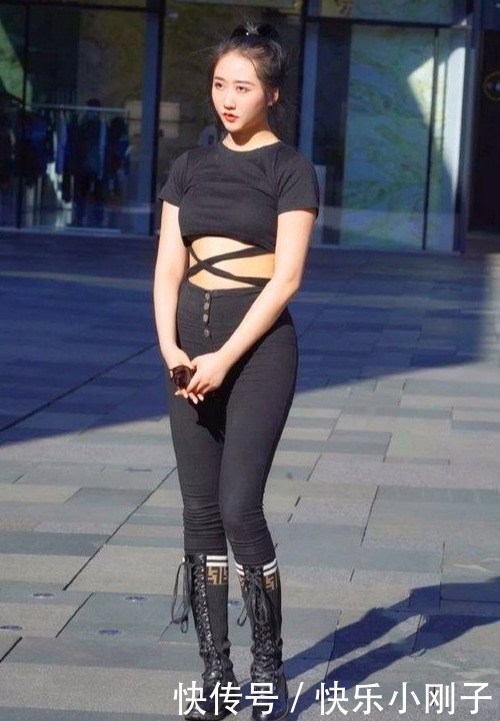 辣妈身穿一套露脐装,大气优雅,成为时尚界的翘楚