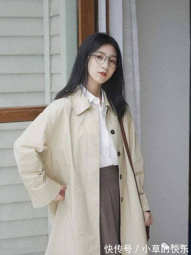 半身裙 秋冬流行的米色款式大衣,搭配上半身裙或阔腿裤,优雅又大方