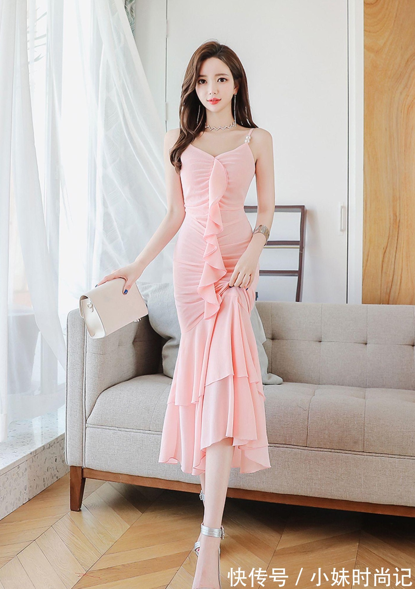 裙子|时尚穿搭:显瘦长裙还是吊带式荷叶边的鱼尾裙子,露背性感气质绝佳