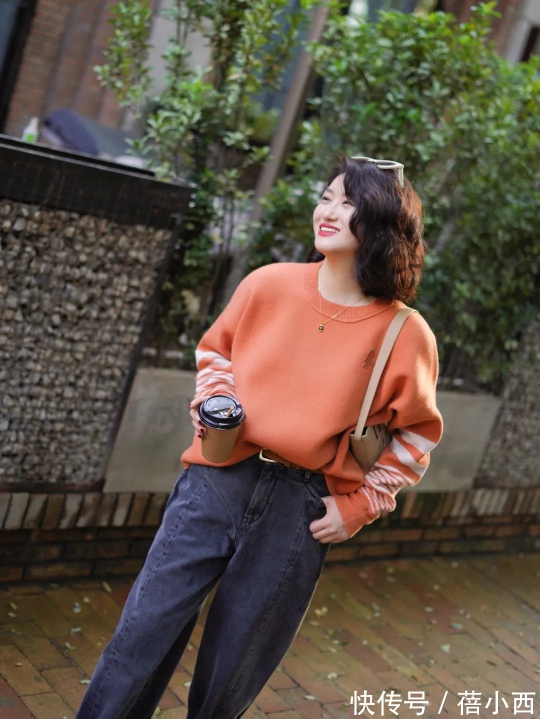 保暖|秋天怎样穿才保暖又时髦?搭配公式“毛衣+牛仔裤”,简约又高级