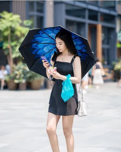 街拍：小姐姐身穿红色连衣裙，彰显纤细的身材，突现出轻熟般的气息