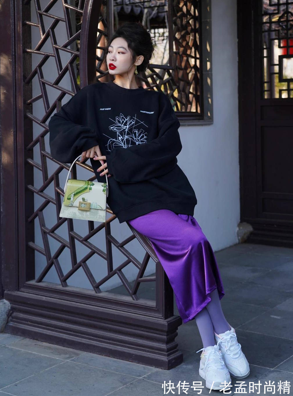 穿搭 半身裙下面不一定配高跟鞋,今年流行这样穿