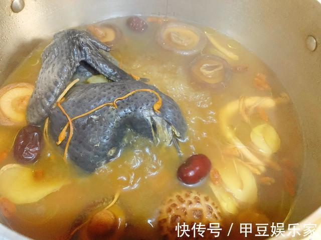 老火湯|天涼了，煲一鍋烏雞老火湯吧，湯口濃稠營養豐富，還能增加抵抗力