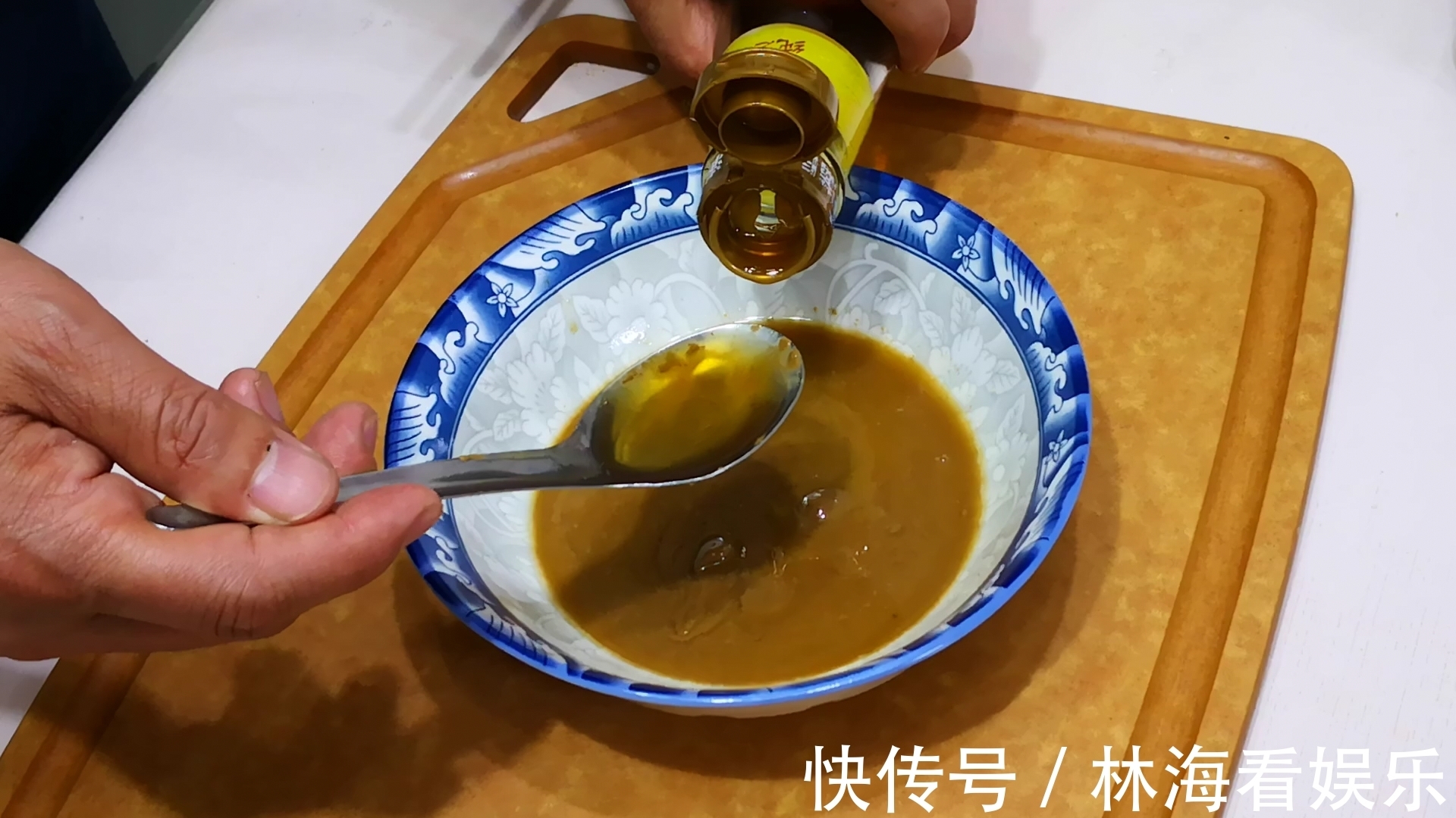 大厨|调芝麻酱时,最忌直接加清水!大厨教你正确做法,口感细腻又爽滑