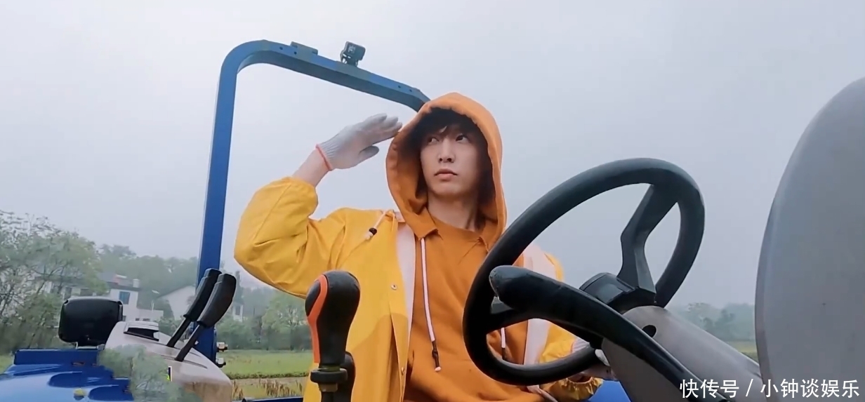 擂茶 杨紫说擂茶难磨,张艺兴拍了她一次背四次手鼓励,还说:我帮你弄