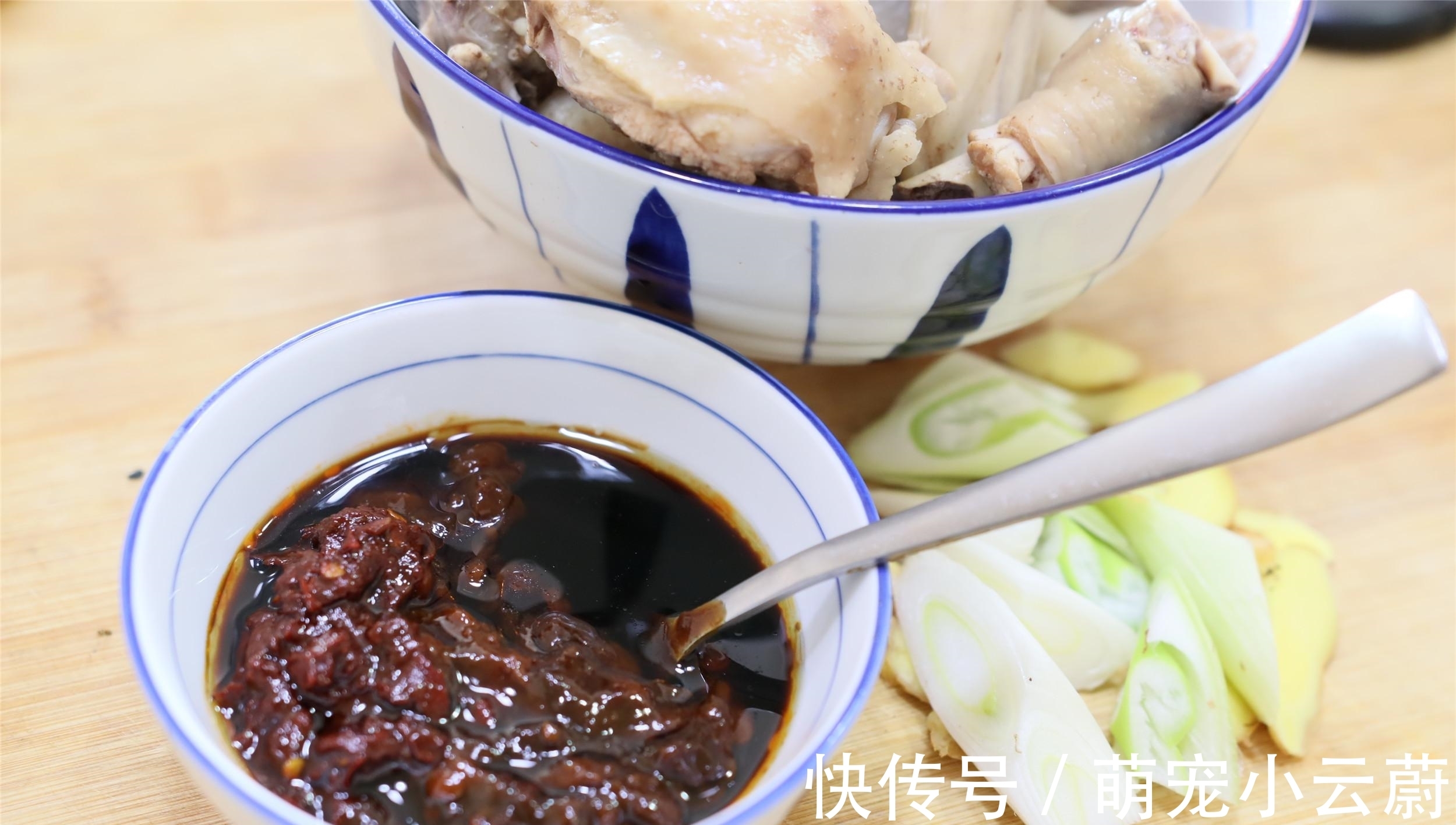 做黄焖鸡,土豆香菇别乱加,记住加“3酱”,鸡肉香,汤浓郁下饭