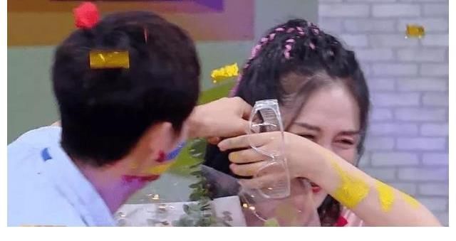 節(jié)目組給足面子請(qǐng)她復(fù)出,奈何強(qiáng)演煽情,觀眾紛紛換臺(tái)