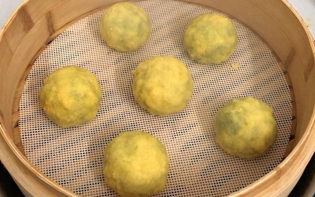 玉米面不要做馒头了,加上这种蔬菜,教你做菜团子,薄皮大馅真香