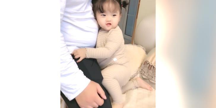 爸爸|宝爸和宝宝的关系太好了,躺在爸爸怀里就不走,连妈妈也吃醋