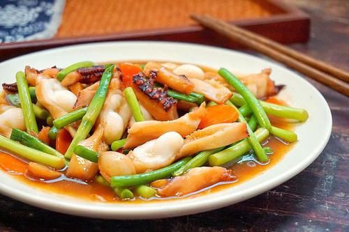 胡萝卜片|炒蒜苔，焯水还过油？其实都不对，这样做翠绿又鲜嫩