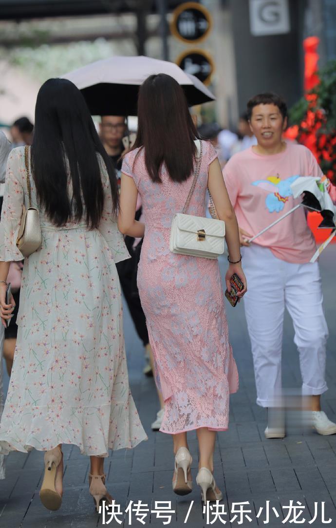 面子|粉白连衣裙闺蜜,领回家肯定有面子,一看垮的包包有点草率了