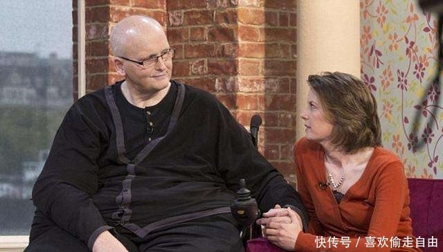 男子通过手术切掉600斤脂肪, 切下来的肉铺满了手术台!