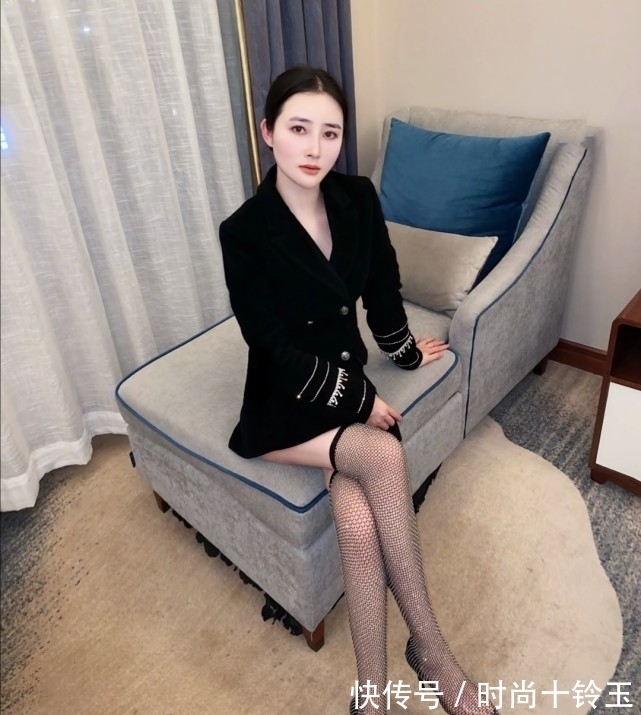 赫本风 西装裙配上渔网长筒靴,媚俗与高贵气质的碰撞!