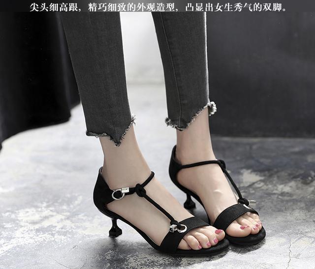尖头细高跟,让女人就像公主一般雍容华贵,充满优雅气质