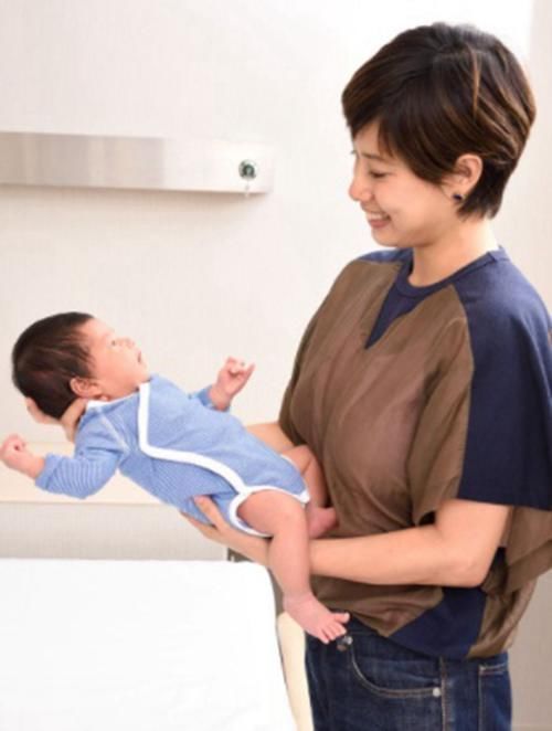 姿势|“最嫩外婆”走红,产房外第一个给娃踩生,教科书式抱娃值得学习