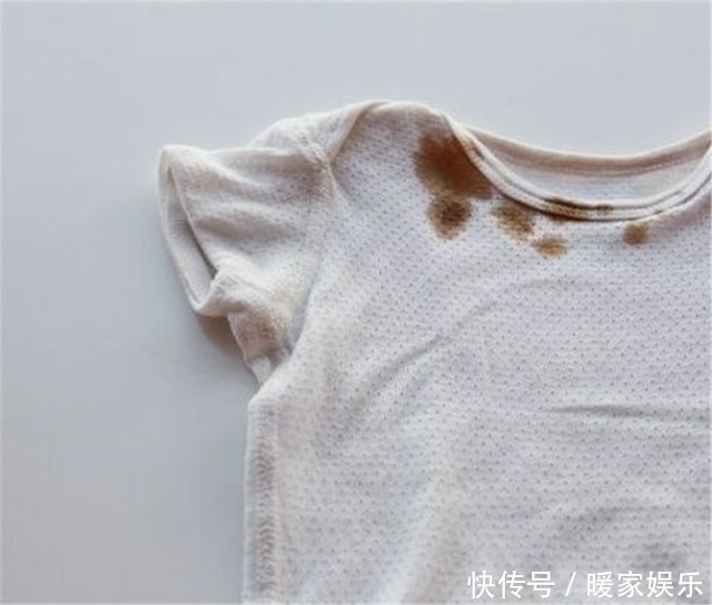 皮衣|衣服上被染的油渍，搓烂了也洗不干净，原来是方法不对！