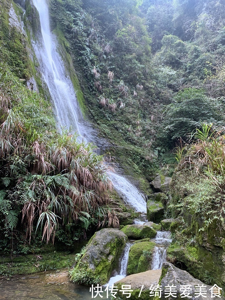 矮寨奇观景区，不仅有百年公路千年苗寨，更有被评为世界最美的大桥