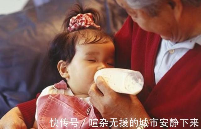宝宝喝完奶后“很乖”,奶奶却看出不对劲,及时出手救了孩子一命