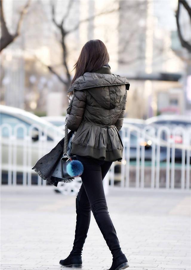 美女 黑色绒面过膝靴, 搭配紧身裤, 短款的羽绒服很好看