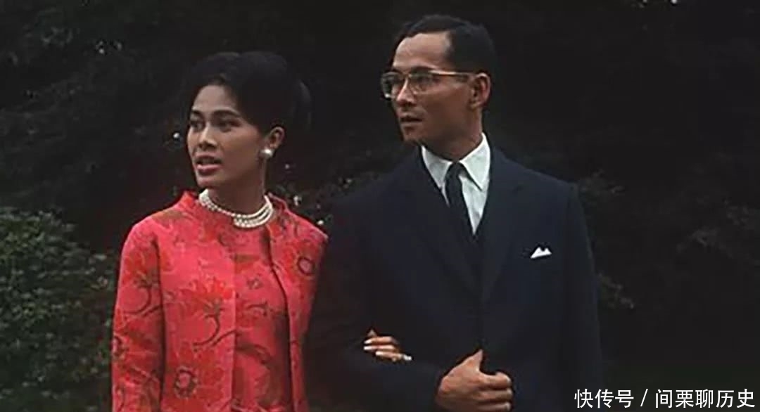 勾引|诗丽吉情人假惺惺，在普密蓬面前下跪装可怜，私底下却敢勾引王后