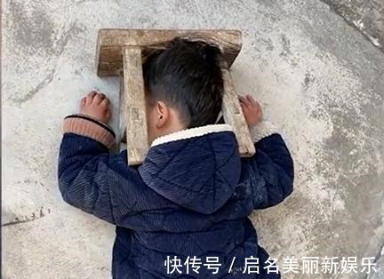 萌娃|江苏3岁萌娃索要奥特曼未果,瘫在小板凳上发呆他眼里没有光了