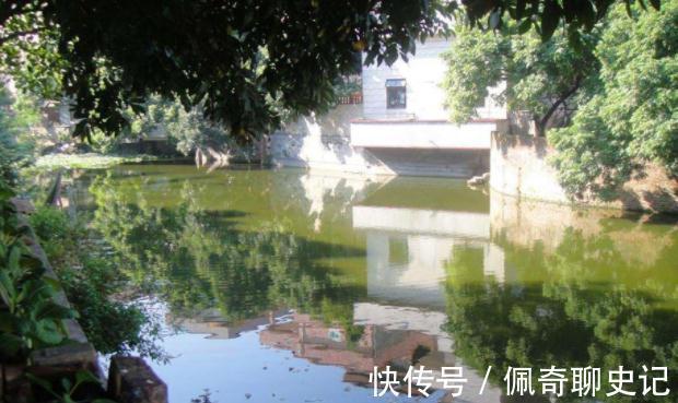 房屋！老祖宗警告：门前坟屋后水，下半句才是重点，很多年轻人不懂