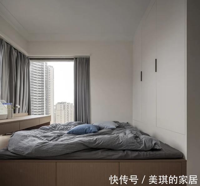 装修|80㎡精装房的二次改造，客厅阳台改地台，原木极简设计看得很顺眼