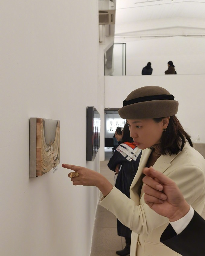 刘芳菲很有成功企业家气质范，穿白色西服套装干练大气，高级优雅