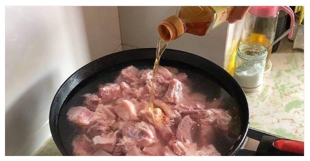 一语道破|为何排骨焯水后又腥又柴老厨师一语道破，方法没错，是水错了