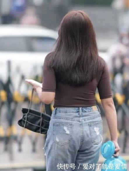 破洞牛仔裤 简约舒适的牛仔破洞裤穿搭推荐,任何女孩都能轻松驾驭!