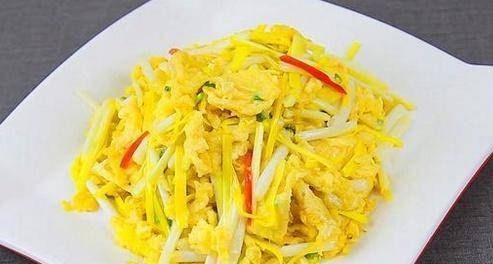 蒜黄炒鸡蛋很简单,先煎鸡蛋还是先炒蒜黄