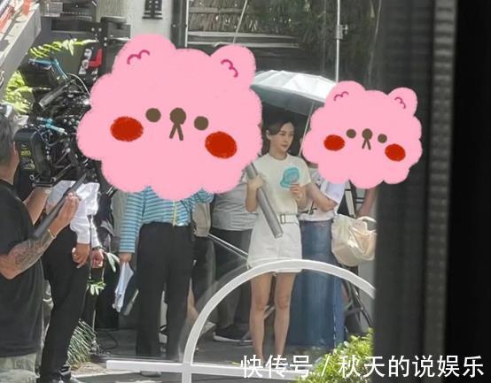 Angelababy拍戏被偶遇，穿T恤配半身裙贴创口贴，表情僵硬太出戏