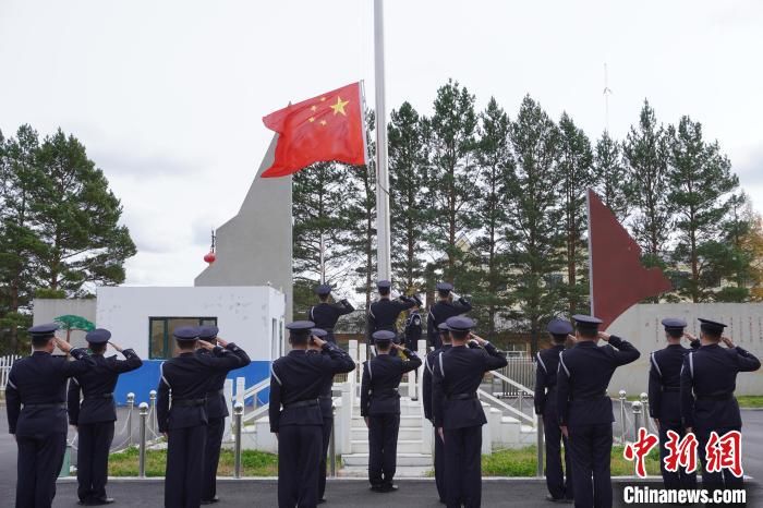 刘佳兴|“中国最北国旗班”升旗庆祝祖国72岁华诞