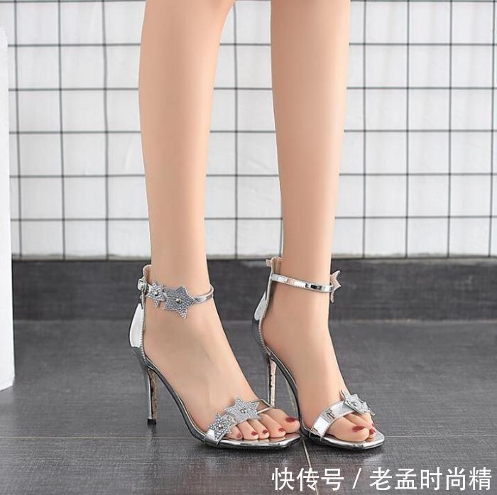 简约的一字带高跟鞋,穿脱轻松方便,散发出温柔的女人味