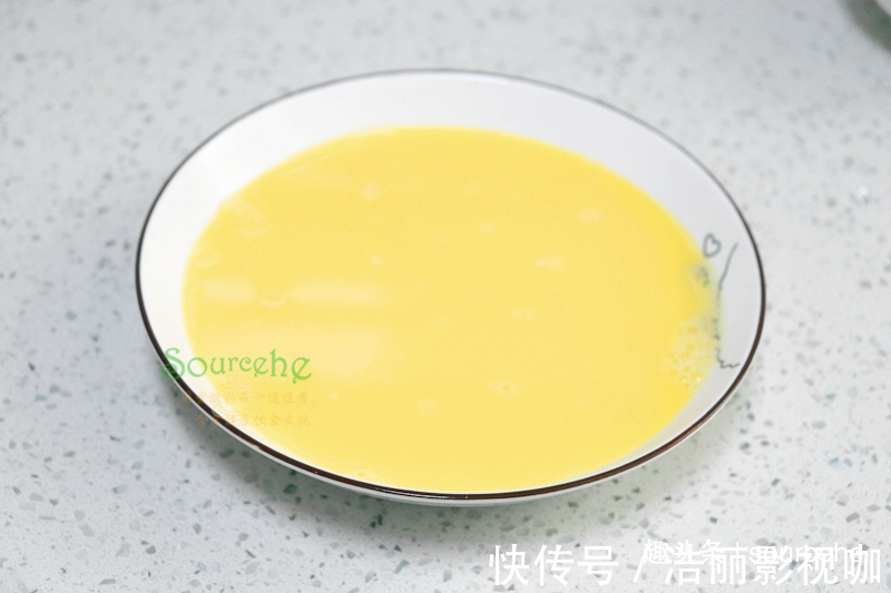蜂窝|蒸鸡蛋时多加一步,鸡蛋羹平滑如镜,鲜香无蜂窝,出奇美味