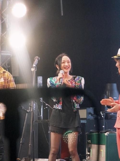 俗感|这是什么神仙气质？穿花哨外套配黑丝，美得如此高级！