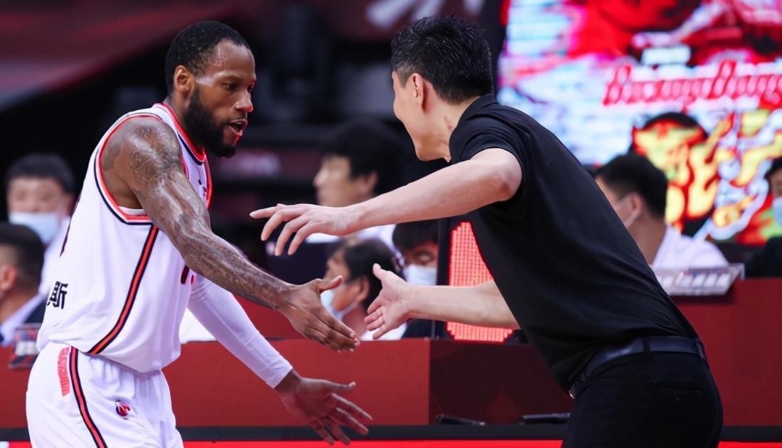 中锋|杜锋再吐槽无防守球员，首钢洋帅目中无人，名嘴怒喷第一中锋