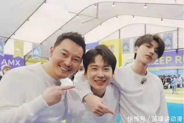 蔡徐坤|蔡徐坤路透有多帅？白衣素袍十分抢眼，网友：风度翩翩的公子！