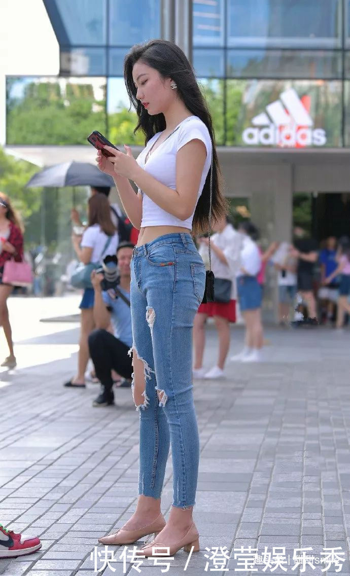 美女一双白色的尖头高跟鞋让她显得清新又浪漫,使她显得更加精致