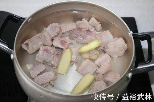 焯水|排骨焯水时,用冷水还是热水?许多人都弄错了,难怪肉质会柴