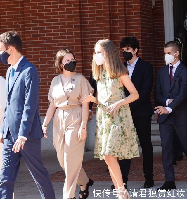 坡跟鞋 莱昂诺尔又穿高跟鞋，5厘米高的鞋跟没赶上妹妹，14岁就穿猫跟鞋！