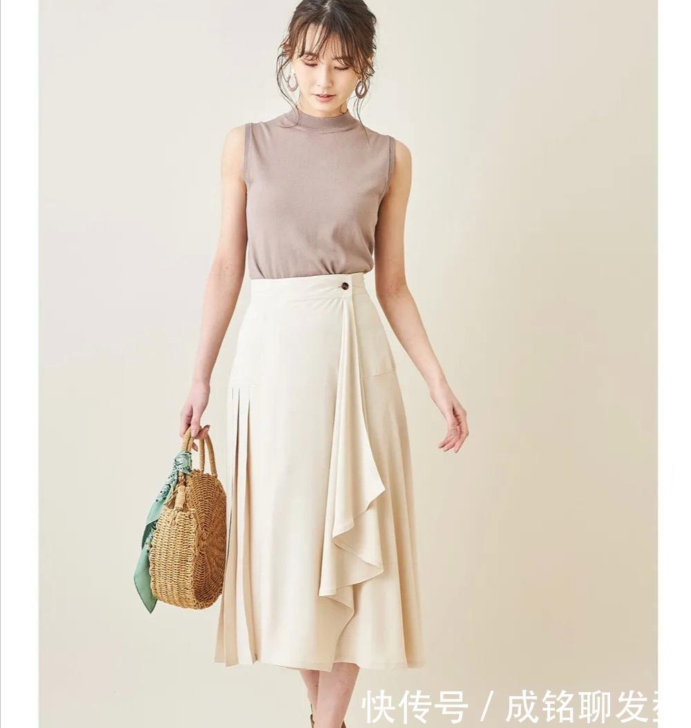 纯白色|这才是气质女人最爱的夏日打扮,“T恤+半裙”搭配法,优雅又时髦