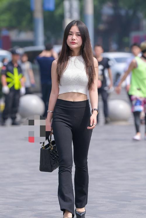 小姐姐黑白配色的穿搭,给人一种很养眼的感觉