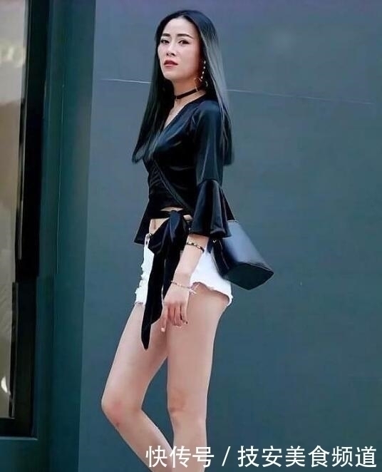 牛仔裤|时尚街拍,鲜艳的紧身露脐T恤衫,搭配牛仔裤,演绎性感美